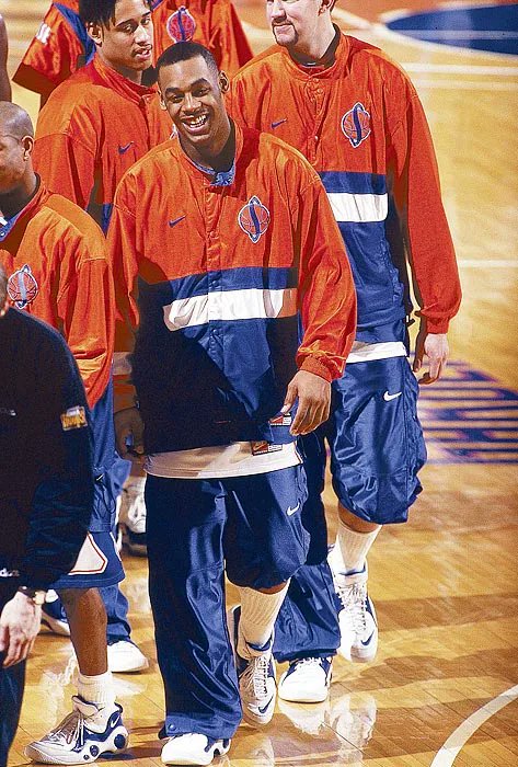 RT @retro_70s: Former NFL QB Donovan McNabb showing off the Syracuse basketball warmups during his time on the team https://t.co/dNP6z6JF9z