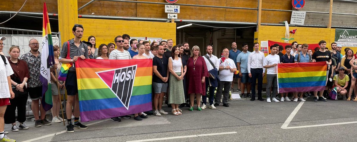 NorwayinVienna's tweet photo. Vielen Dank an @HOSIWien & alle, die heute gekommen sind und Unterstützung gezeigt haben. Es wärmt unsere Herzen. Eines ist uns klar: LGBTQI-Rechte sind Menschenrechte ❤️🏳️🌈 #lqbtqi #pride #oslopride #oslolove #loveislove https://t.co/jGEppEcbSh