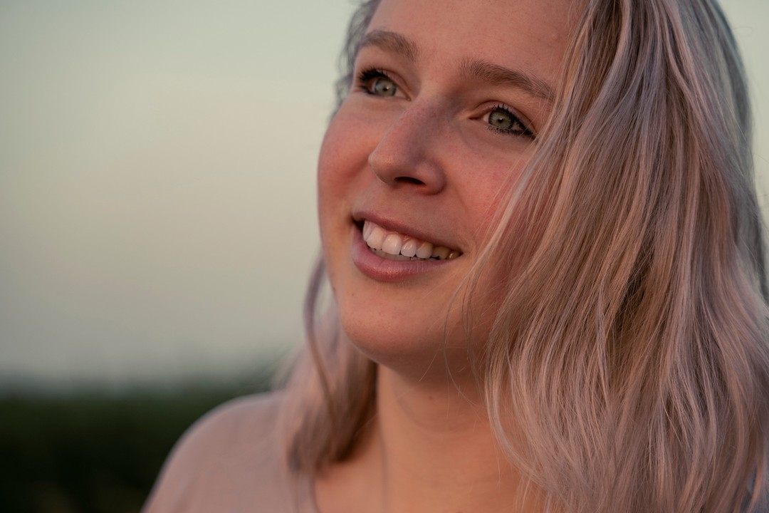 Mijn prachtige vriendinnetje ook eens op de foto gezet tijdens het golden hour! Merk dat doordat ik nu zo druk ben met mijn bedrijf, ik de mensen om mij heen niet vaak meer fotografeer. Waar mijn kinderen altijd vastgelegd moesten worden is dat nu ineens een stuk minder haha. Ja