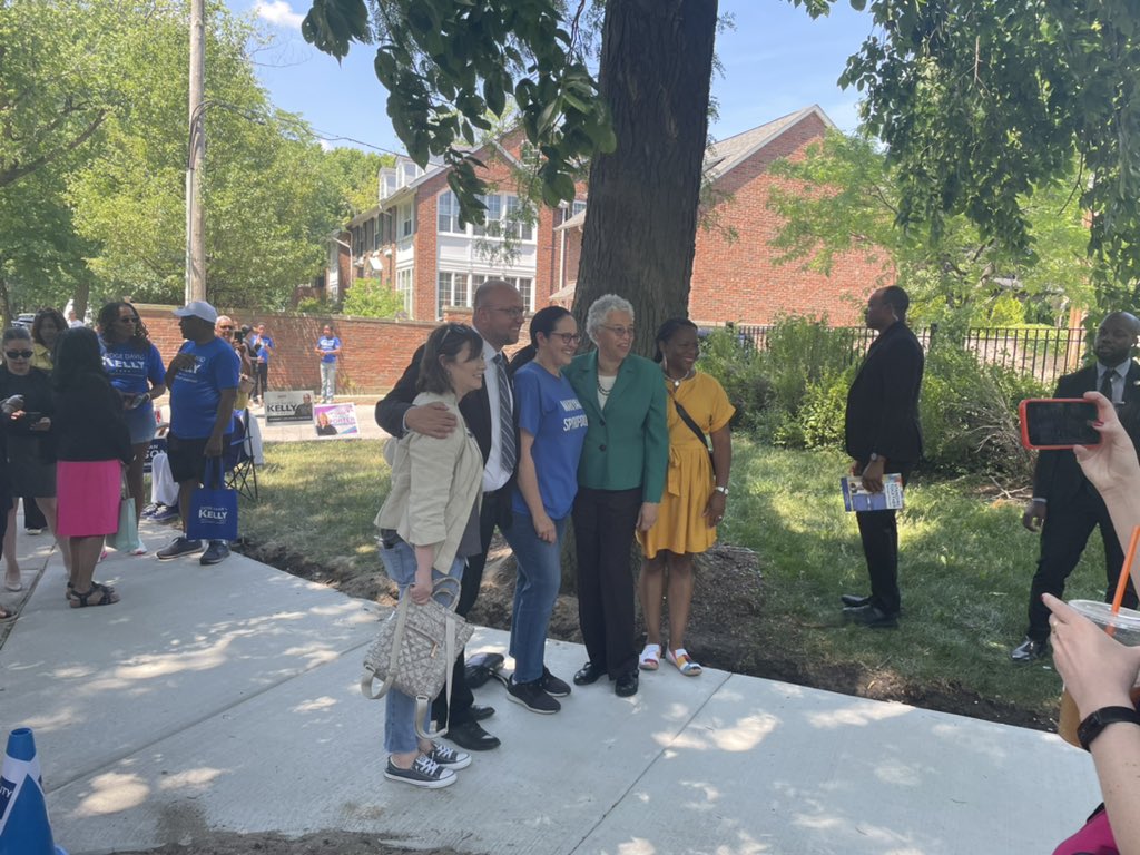 .@prespreckwinkle here with the <a href="/cookcodems/">Cook County Dems</a>-endorsed judges and MWRD candidates to vote at Shoesmith Elementary here in Kenwood