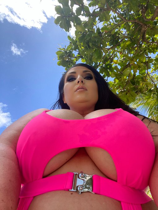 Giantess POV ? https://t.co/O1mdg0JJyU