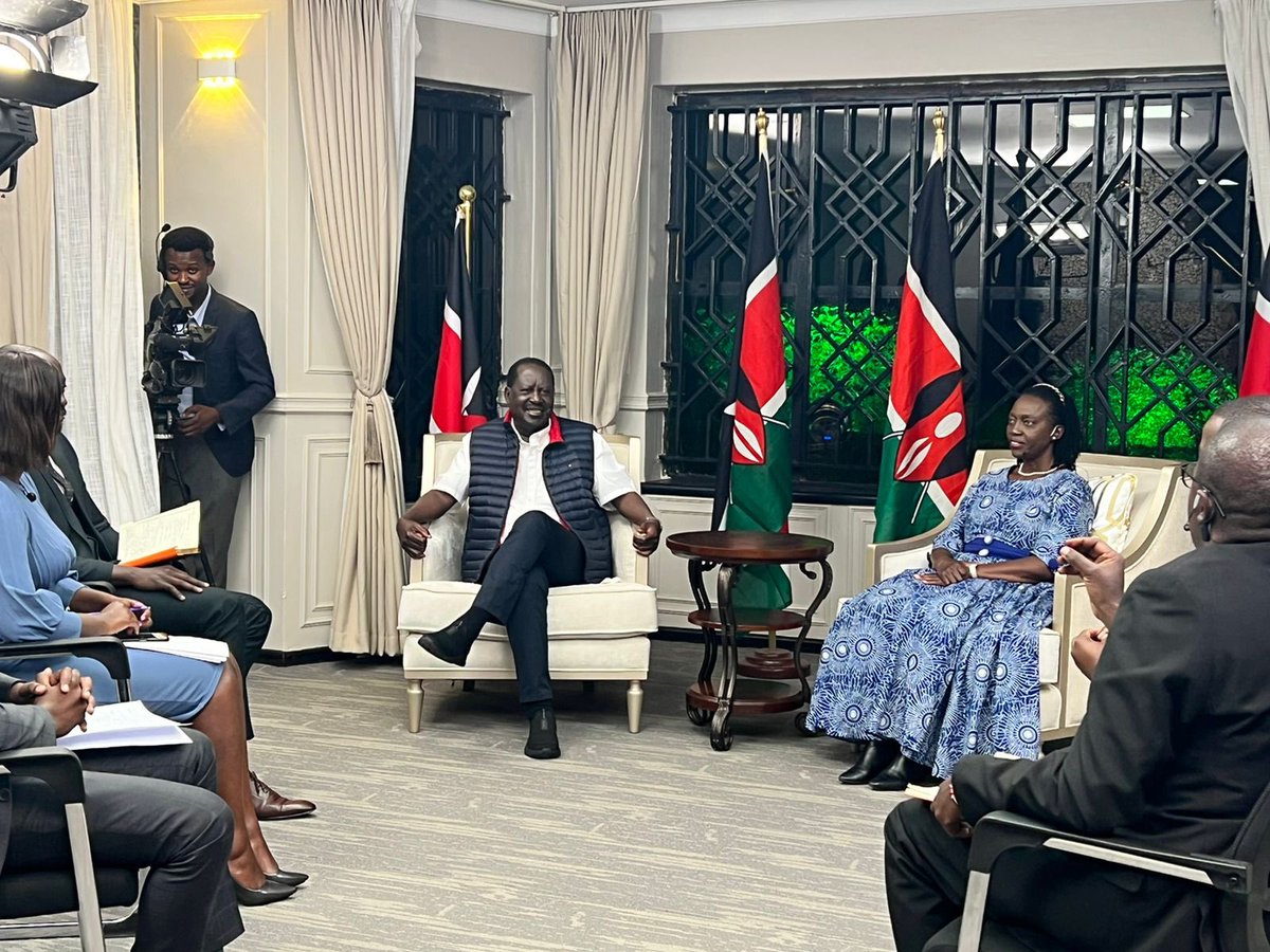 bonifacemwangi's tweet photo. Presidential candidate @RailaOdinga and his running mate @MarthaKarua facing the press boldly. None of them has been part of the government in the past 10 years. They have promised to lower the cost of living in the first 100 days in office.We shall hold them accountable to that. https://t.co/v4gagBZxAj