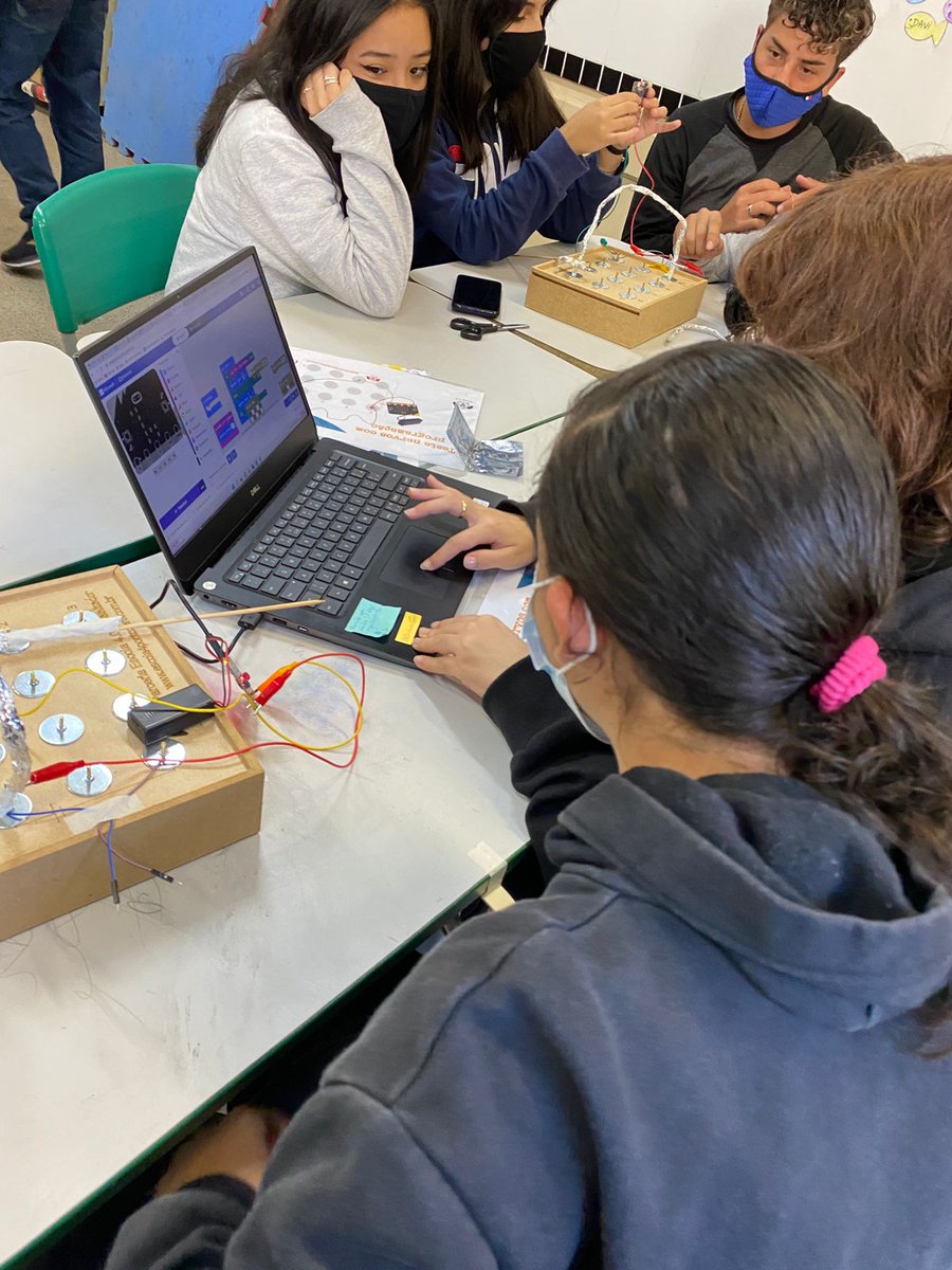 4Escola's tweet image. Os alunos da EMEF Alice Meireles Reis estão conhecendo um pouco da plataforma #msmakecode e a plaquinha #microbitV2, utilizando a placa base  da Escola 4.0 junto ao pessoal do @institutoCatalisador. Juntos somos mais!
#trilhatech  #GarotasSTEM #educaçãodigital