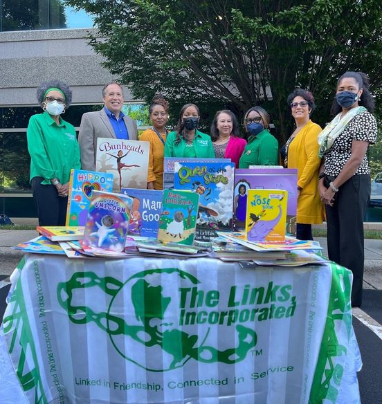 RaleighNCLinks's tweet photo. The Raleigh (NC) Chapter worked with East Coast Migrant Head Start Program to provide over 80 books to students to take home for summer reading.  #LinksInc #Links43NA #7500BookChallenge
#LinkstoSuccess
#LinksReadToSucceed
The Links, Incorporated https://t.co/7q4g88RPYt