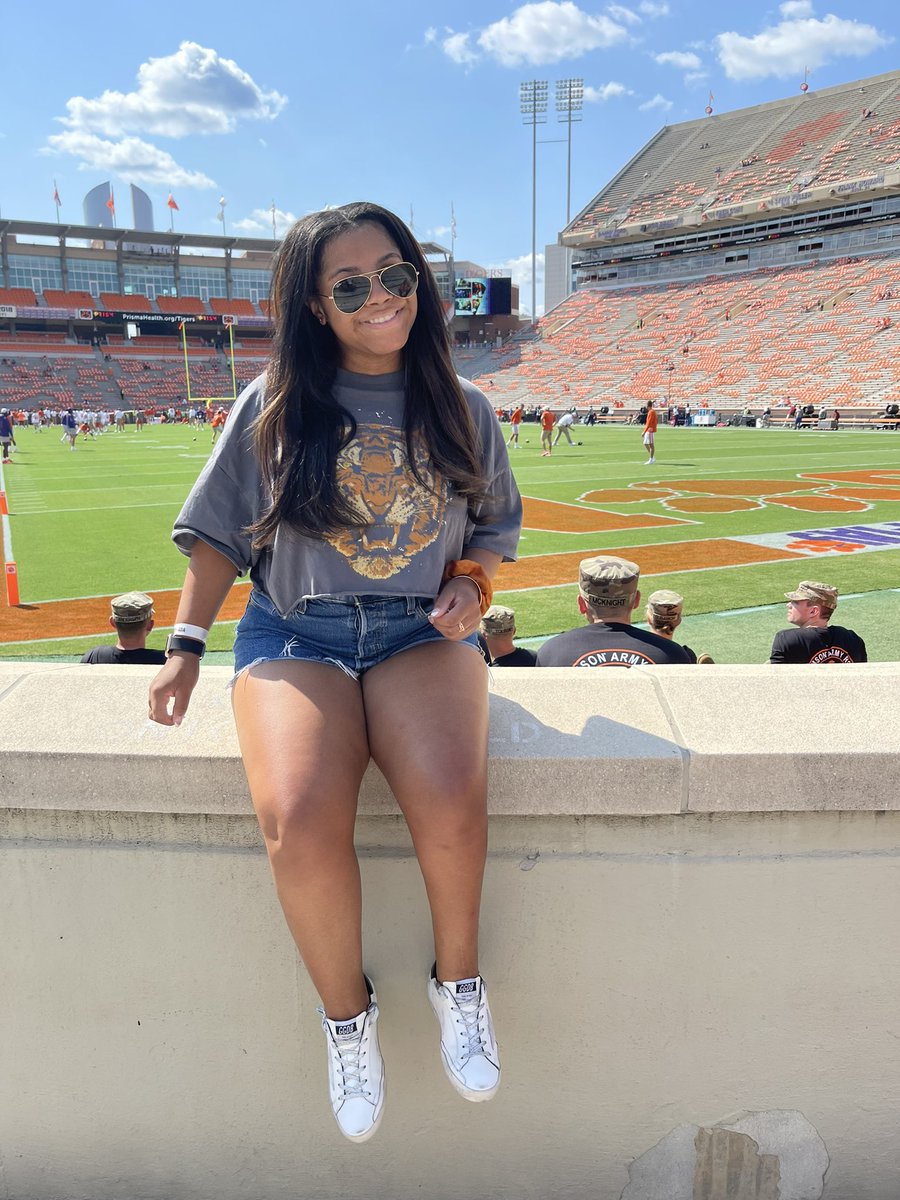 queenyanni___'s tweet photo. #WhosWhoAtClemson
🧡Iyana 
💜Charlotte,NC
🧡Junior 
💜Marketing major https://t.co/4Rborwo9zf