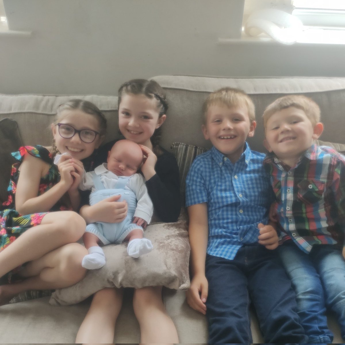 L a u r a tweet media