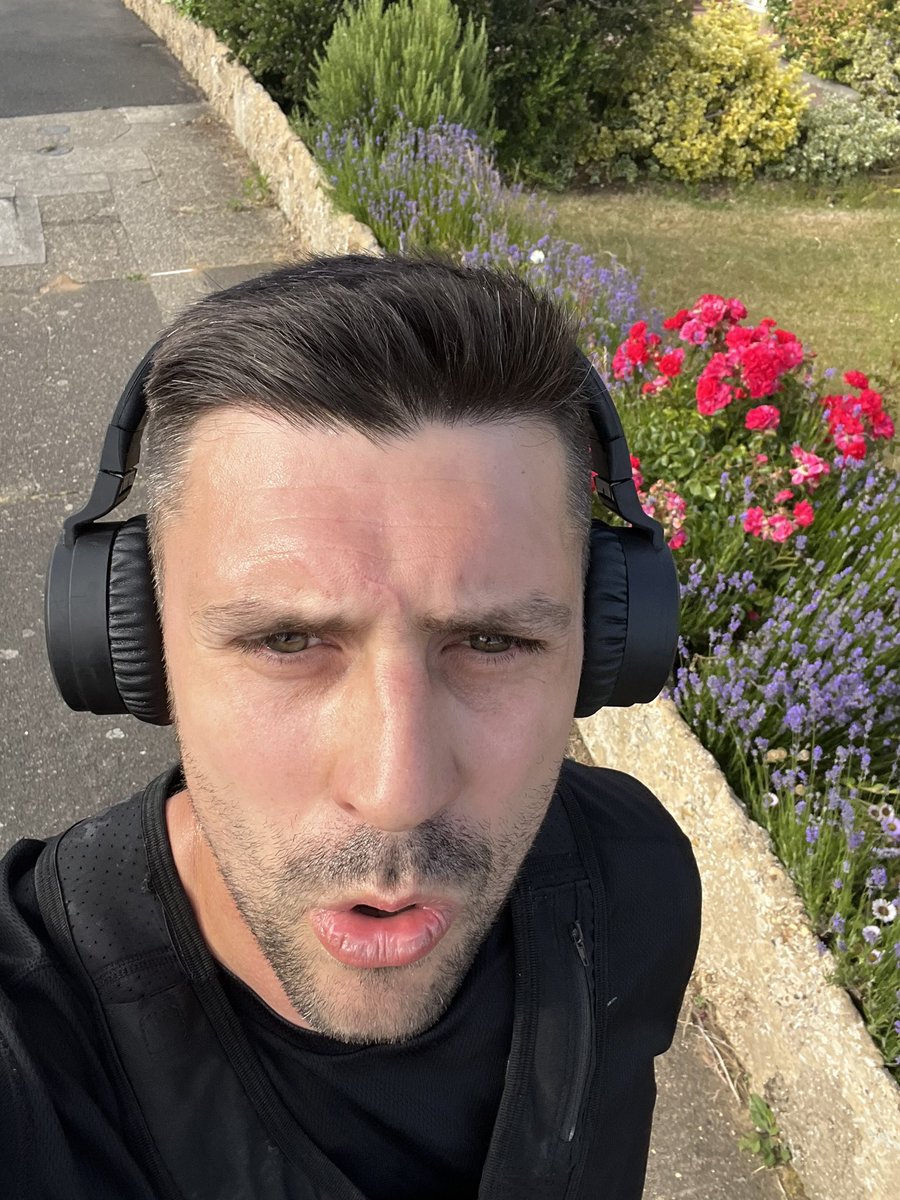 seanmarks10's tweet photo. 1st football game in a year, then 3 x 10k walks on days afterwards and then this. Groins are gone #stiffman #slowman #bagsman 🤣🤣🤣 https://t.co/30DYCTJhrA