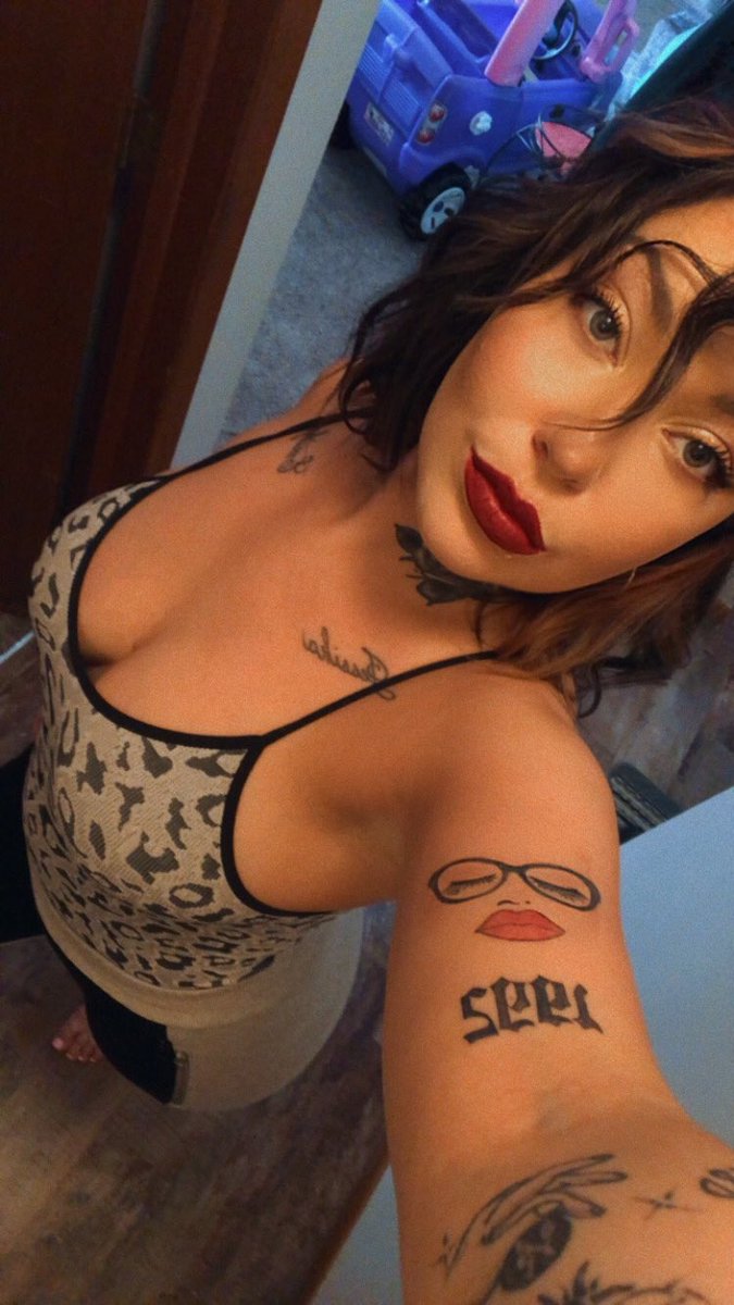 jae_beezy's tweet photo. “If I had a dick I would definitely fuck myself.” ❤️‍🔥🖤❤️💋 @qveenherby https://t.co/9nMU4uaYqB