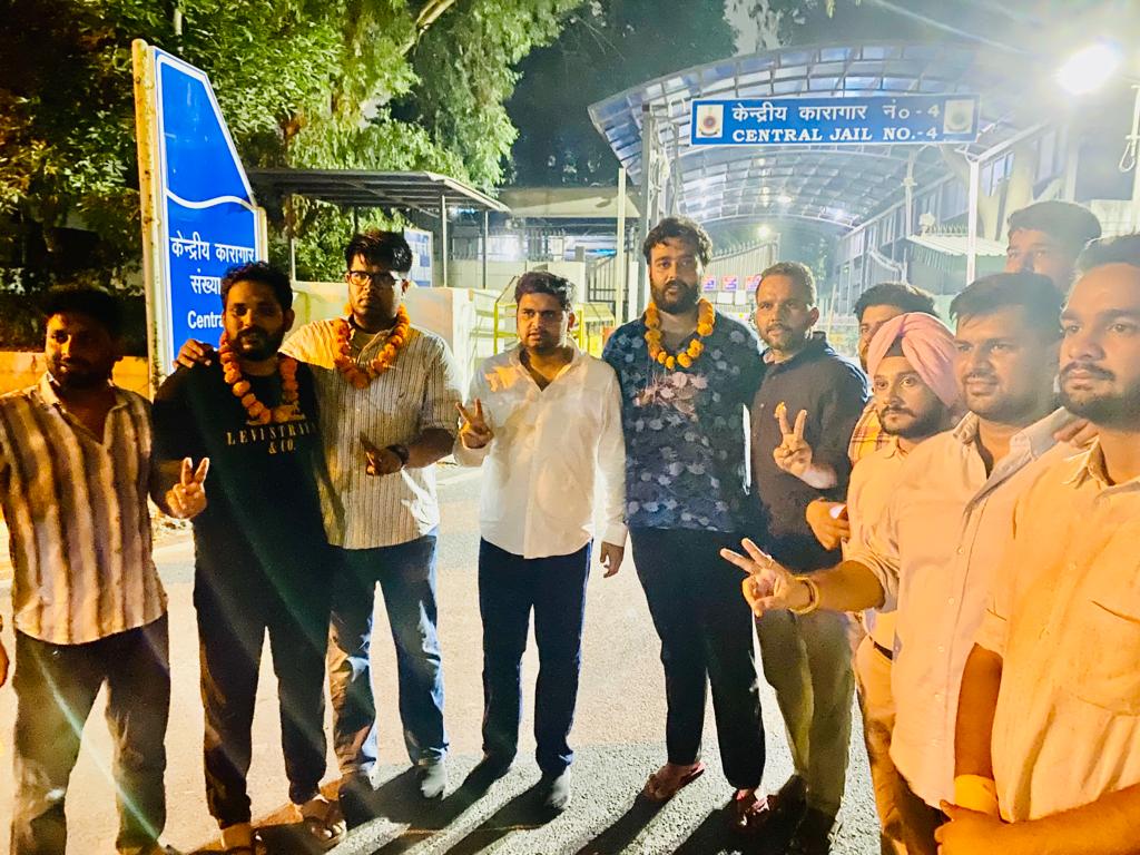 nsui's tweet photo. साजिशें,नफरत व झूठ कितना भी बड़ा हो जाए सच को जीतने से नहीं रोक सकते

अग्निपथ योजना के विरोध पर झूठे मुकदमे लगाकर गिरफ्तार किए गए सभी NSUI कार्यकर्ताओं को न्याय मिला।

सभी पदाधिकारी व कार्यकर्ता रिहा हुए।

#StudentsAgainstAgnipath https://t.co/haaQha2QbO