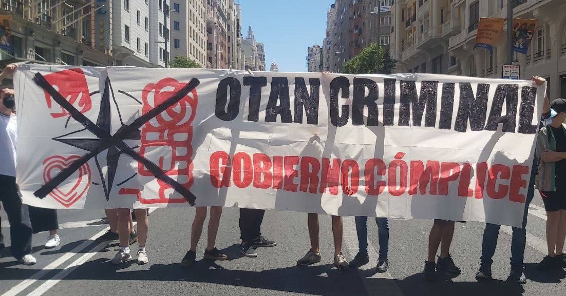 Frente al momento histórico en que nos encontramos... ¡Que se oigan las calles!

La OTAN no te protege, protege los intereses del mercado y los explotadores, ¡Frente a sus guerras, la guerra social!

¡Ni OTAN ni bases!
¡Ni guerras, ni clases!