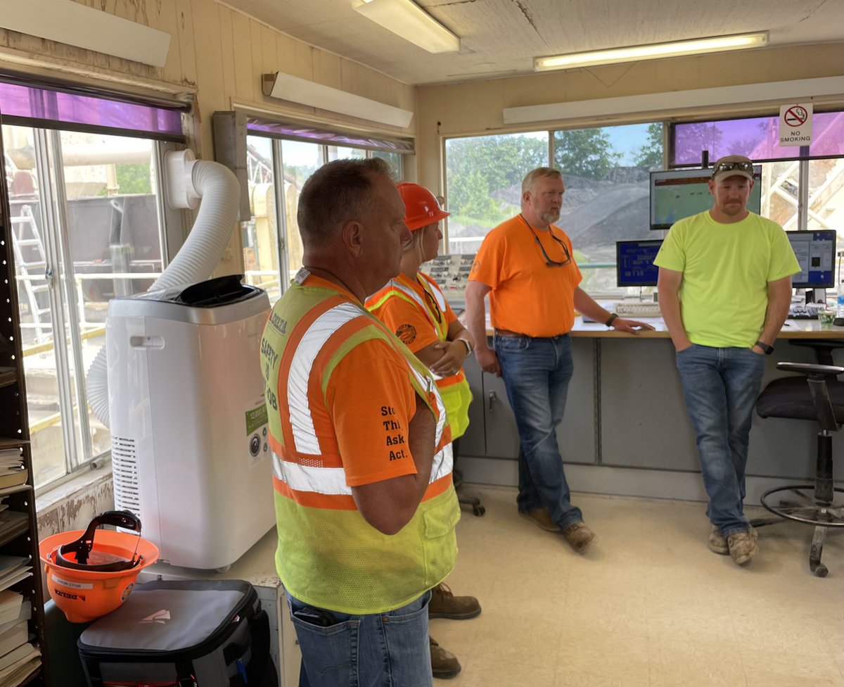 DeltaCompanies's tweet photo. The crew at our HMA Plant in Mt. Vernon, Illinois had the opportunity to meet with senior managers earlier today. Topics discussed were how to handle the heat, how to avoid complacency, how to eliminate backing, and how to check on each other.
#ColasGoalZero #DeltaSafetyWeek https://t.co/CNtysM4K8s
