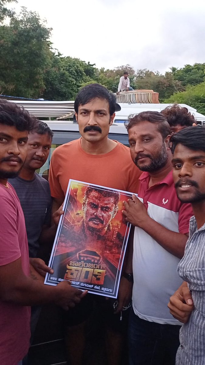 dandiga_rabart's tweet photo. ಎಲ್ಲಿ ನೋಡಿದರೂ ಡಿ ಬಾಸ್ ಅಭಿಮಾನಿಗಳ ಕ್ರಾಂತಿ ಪ್ರಮೋಷನ್ 

ಮೀಡಿಯಾಗಳಿಗೆ ಶುರುವಾಗಿದೆ ಲೂಸ್ ಮೋಷನ್ 😂

#DBoss #DBoss𓃵 #Kranti #krantipromation #KrantiBegins #DarshanThoogudeepa @dasadarshan https://t.co/QwpJc6b43z