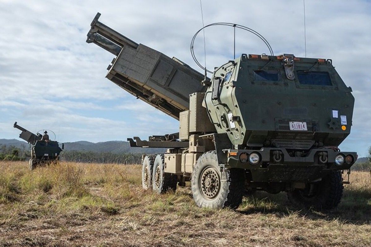 Dialog_UA's tweet photo. HIMARS работают: в Перевальске в 60 км от фронта разбита база ВС РФ, на месте десятки “скорых"   https://t.co/KdnE8jpzve https://t.co/lWO1vln5il