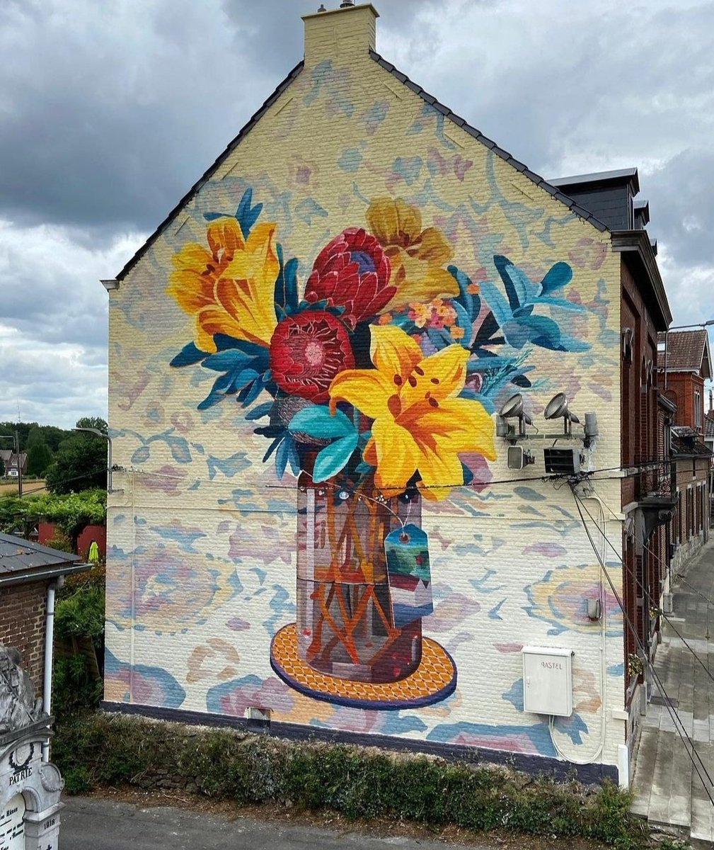 MolinaStreetArt's tweet photo. 'Trois fleurs de lis et la campagne' by Argentinian Pastel in Mons, Belgium (2022) #pastelfd #monsstreetart #streetart #lamolinastreetart 📷 via artist https://t.co/489HgvbrJu https://t.co/oqyhxLPsd1
