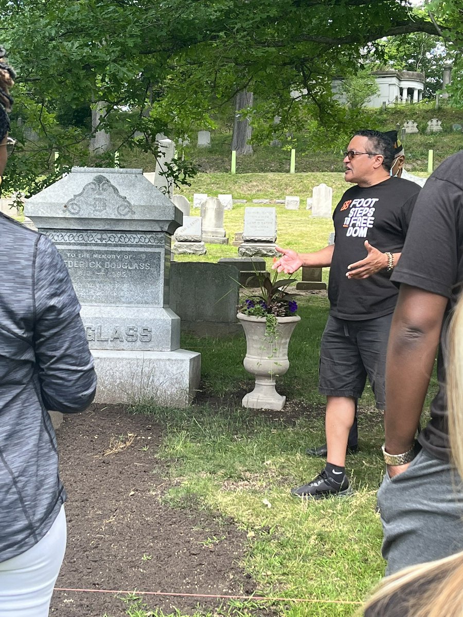 When you visit the grave of Frederick Douglass (with @mlrdantas) and by a wonderful coincidence you get to hear @kmorrisjr @DouglassFamily talking about his ancestor. https://t.co/l30dDhHIls