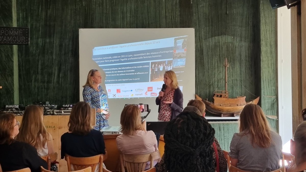 Soirée de clôture du programme de mentorat du Club alumni emlyon au féminin. 🤝 Corinne Hardy, diplômée emlyon et Head of Operations <a href="/sanofi/">Sanofi</a>, s'exprime sur la place des femmes en entreprises aujourd'hui. 🎙 #emlyonalumni <a href="/emlyonalumni/">emlyon alumni</a>
