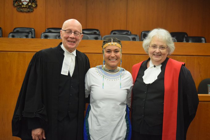 Jenna Broomfield, an #yeg-area lawyer from North West River, Nunatsiavut, was the 1st Inuk admitted to the Alberta Bar in full traditional regalia with a Kudlik/Qulliq lighting ceremony. The late #ABQB Justice Bev Browne presided over the 2018 event. #albertacourts #NIHM2022