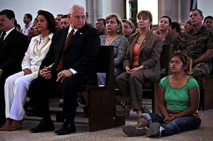 HistoriadeHonduras.eth (@histohonduras) on Twitter photo Un día como hoy, 28 de Junio en la #historiadeHonduras
🇭🇳 Golpe de Estado en Honduras. La élite nacional con apoyo internacional planifican y ejecutan el Golpe de Estado contra el Ex presidente <a href="/manuelzr/">Manuel Zelaya R.</a>.
¡Por la memoria de los muertos¡
Dale RT. Un día como hoy, 28 de Junio en la #historiadeHonduras
🇭🇳 Golpe de Estado en Honduras. La élite nacional con apoyo internacional planifican y ejecutan el Golpe de Estado contra el Ex presidente <a href="/manuelzr/">Manuel Zelaya R.</a>.
¡Por la memoria de los muertos¡
Dale RT.