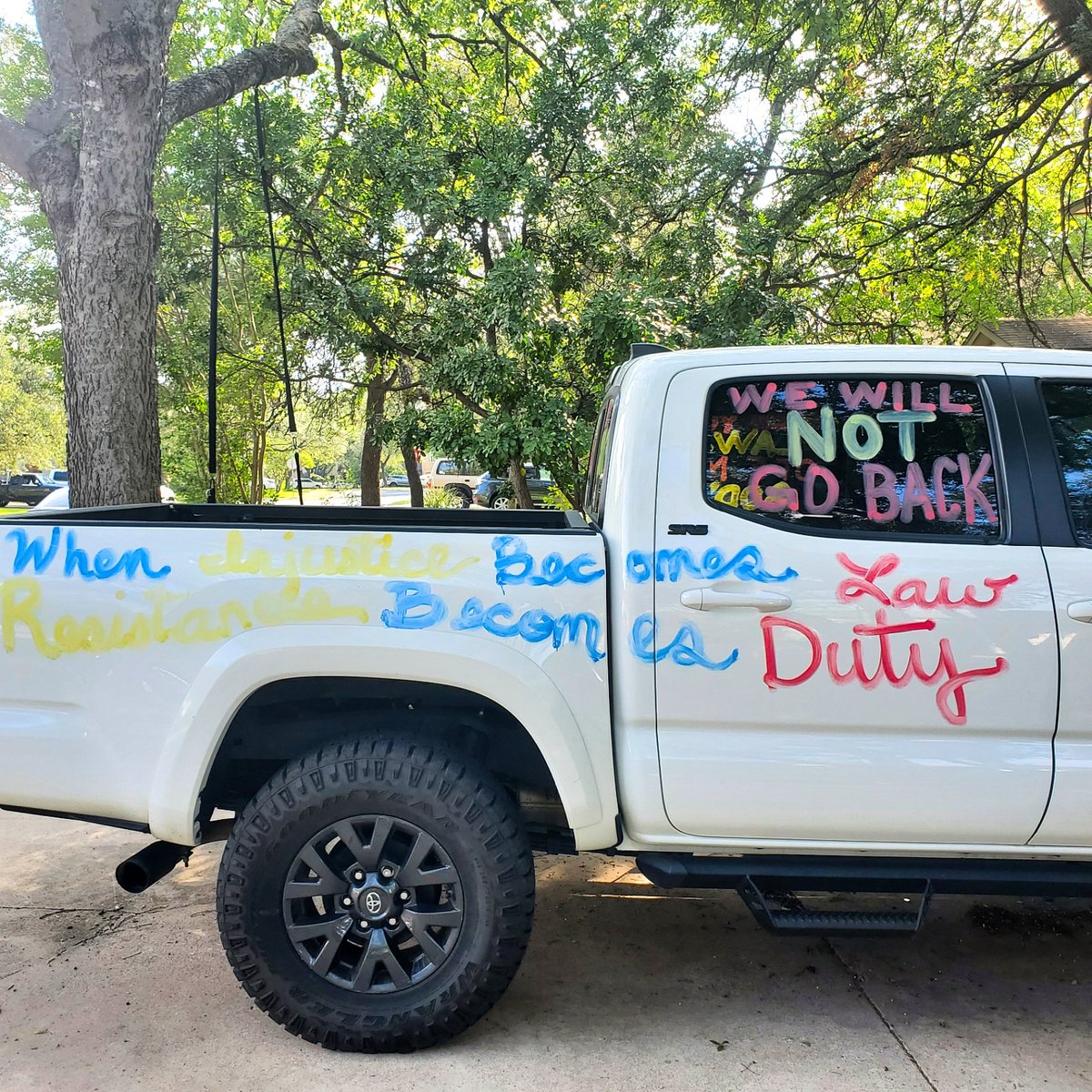 levs08's tweet photo. Found this note on my truck after work. It made my day. 😍

#RoeVsWade #mybodymychoice 
#RBG 
#prochoice https://t.co/LUrk4SgU2U