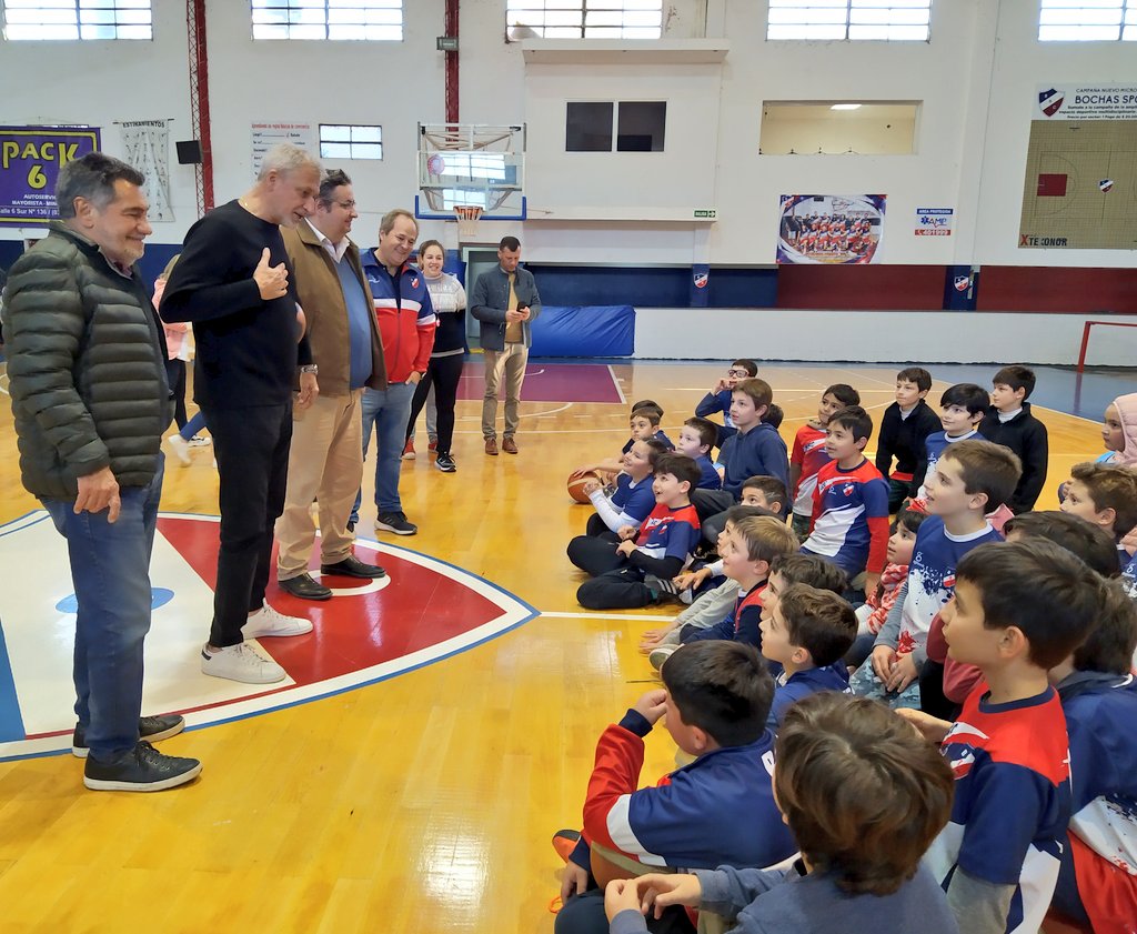 CarlosAPresas's tweet photo. #ColoniaCaroya
Acompañamos al presidente de @DeportesCba,
@pichicampana, en la entrega de una ayuda económica por $1.000.000 al Bochas Sport Club en el marco del programa provincial #ConstruyendoClubes https://t.co/5fyDRM2Txt