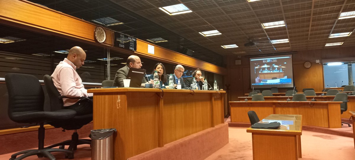 CAinfouy's tweet photo. Comenzó la segunda mesa con Gabriel Delpiazzo (#UAIP), @DipRodrigoGoni @bettianadiazrey y @LustEduardo https://t.co/Y9fqiAwbLB