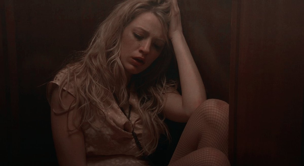 𝐕𝐈𝐒𝐓𝐎: Cualquiera puede cometer una indiscreción y generar un día de chismorreos, pero parece que V ha pasado de los chismorreos a los escándalos. De nuevo, borracha y desconsolada. No es ninguna novedad, pero tenemos a un público ansioso por verla caer.