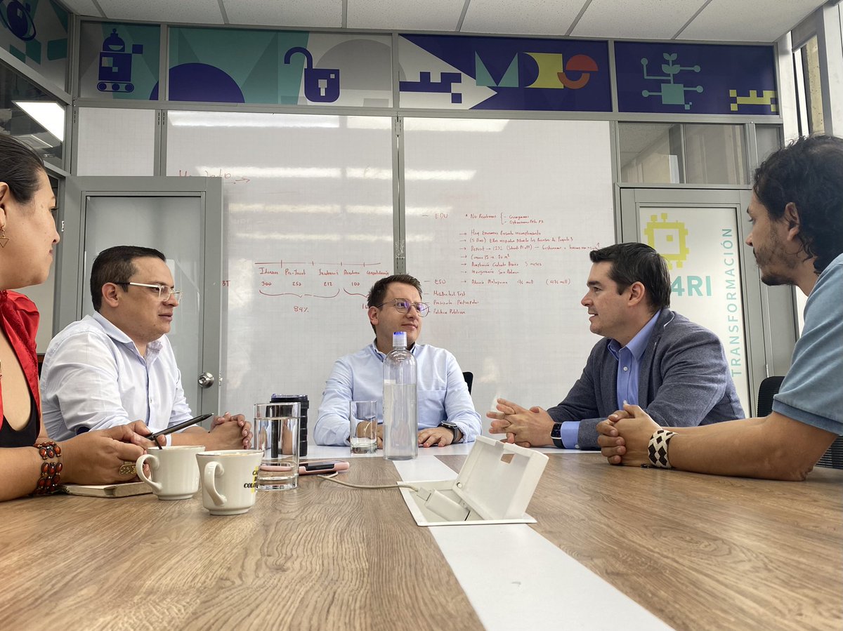JaimeCuartas's tweet photo. Nos reunimos con @AlejandroAriasG secretario de Desarrollo Económico de Medellín y los MAICC para continuar fortaleciendo la producción audiovisual desde lo comunitario y visibilizar la ciudad desde lo local.

@SaraSanchezD78 @juanaristizaba @red5castilla @sinfrontefest https://t.co/aOL84NVQeB