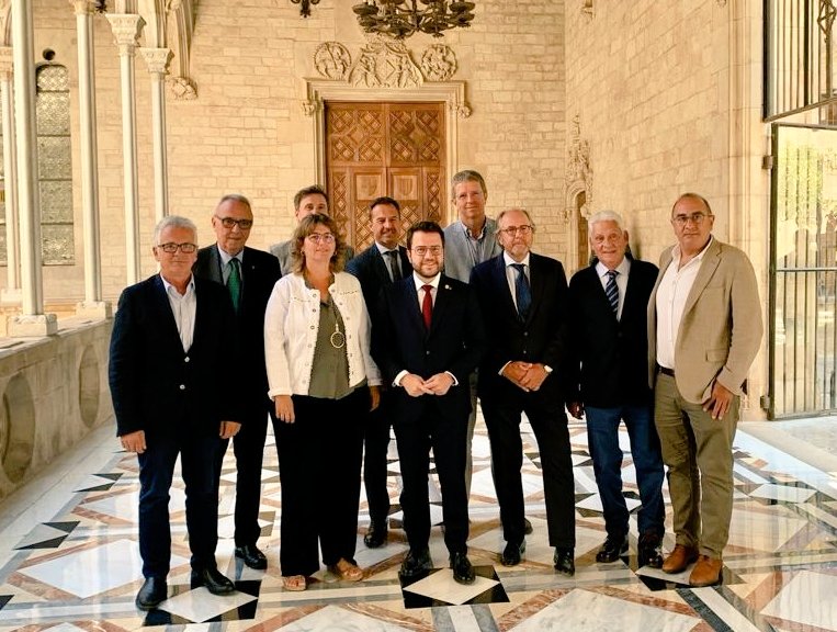 Dinar avui amb la Confecat a la <a href="/Generalitat_cat/">Generalitat de Catalunya</a>. Hem parlat amb el MHP <a href="/PereAragones/">Pere Aragonès i Garcia</a> de la situació de l'hostaleria a #Catalunya (sector vital pel PIB del país), d'inquietuds presents i projectes futurs i, sobre tot, d'una nova Llei de Turisme que hauríem de definir tots junts.