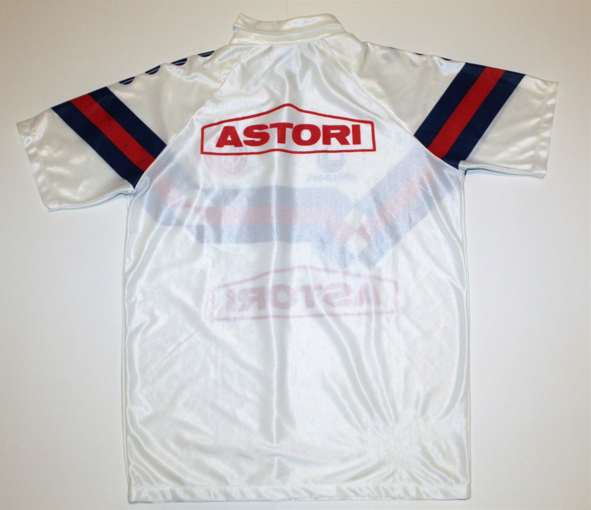 casacastan's tweet photo. 🛡️ San Lorenzo de Almagro
👕 Uhlsport | Suplente
🗓️ 1989-91
📏 Talle 4 (L-XL) | 73 L X 53 A
🤝 Original de época en muy buen estado.
💲 15.000,00 https://t.co/FPKRXU3Z8r