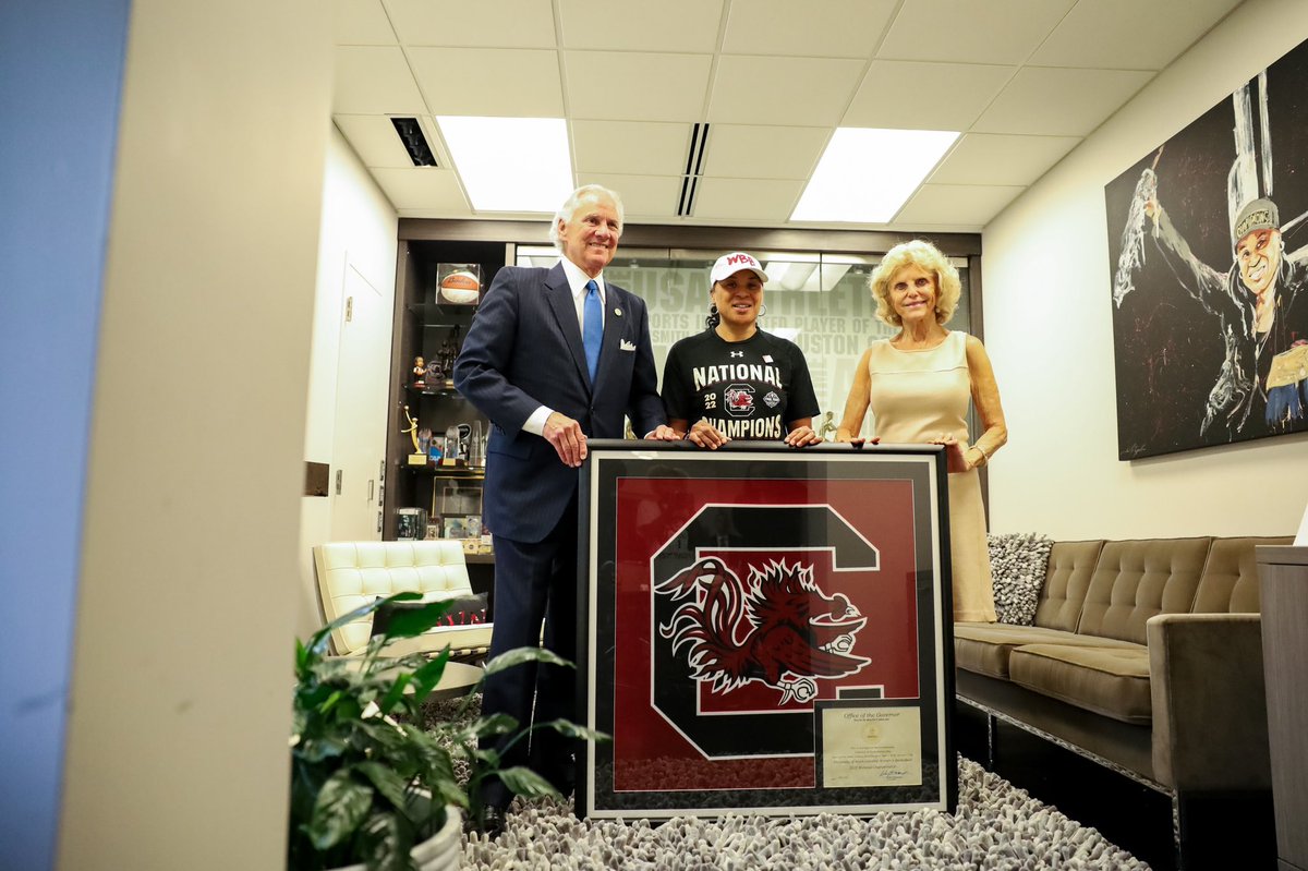 henrymcmaster's tweet image. Earlier today @1stLadySC and I stopped by to see @dawnstaley and present her with the @UofSC flag that flew over the State House following their historic National Championship run. 

We look forward to celebrating many more championships in the coming years.