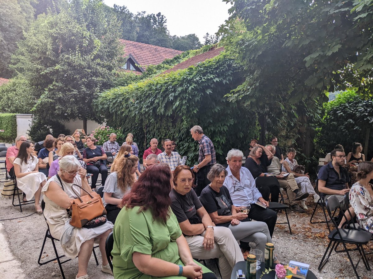 JedrtJF's tweet photo. Poln vrt željnih najbolj sveže knjige @AndrazRozman Titov sin @ZalozbaGoga_ . Titova družina :). Resna, prelepa in presežna knjiga o norosti in normalnosti. https://t.co/ueTH1muW4Y