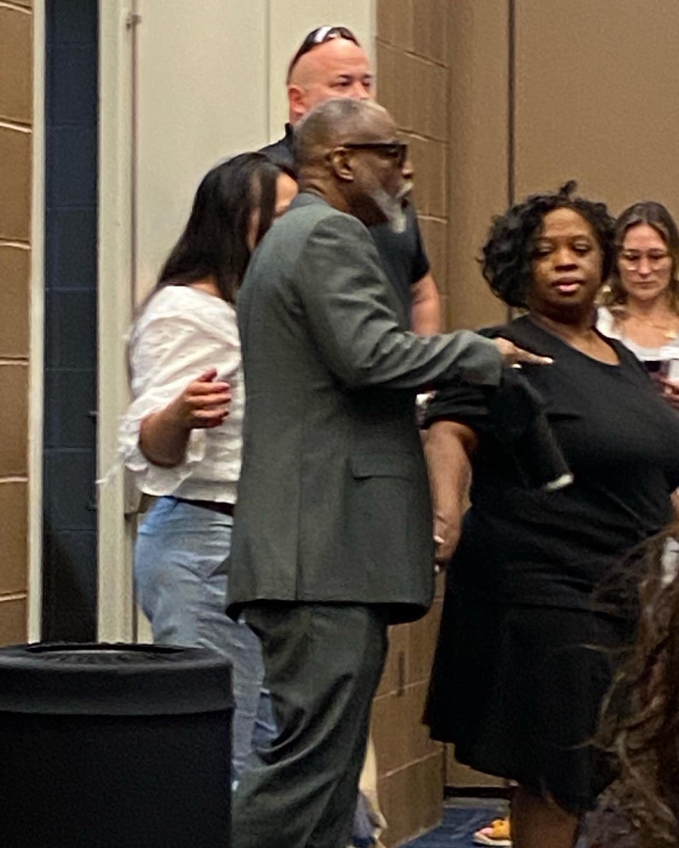 meowluvr's tweet photo. Seeing @levarburton in person! 🌈📖@iste #ISTELive22 @Westside_A5 @a5disteam https://t.co/KkPS1zGAcz