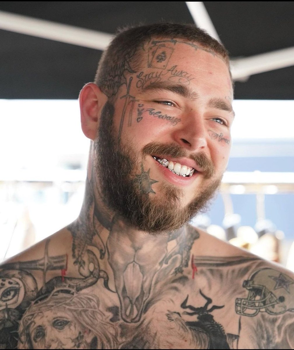 redd_Iverson4's tweet photo. See the igloo in my mouth when I be grinnin, yeah ๐
#PostMalone #DiamondDaddy #TwelveCaratToothache https://t.co/aVadnk1HBp