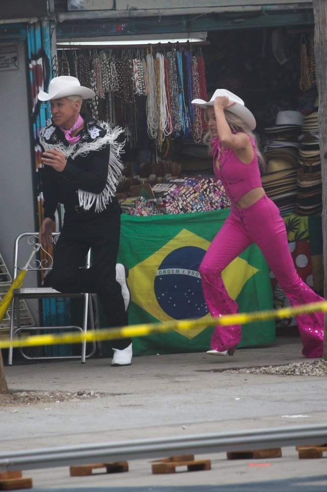 poptime's tweet photo. MEU DEUS? Do nada uma bandeira do Brasil no set de "Barbie" onde Margot Robbie e Ryan Gosling estavam filmando uma cena! 🤯🇧🇷 https://t.co/faNphBT6LY