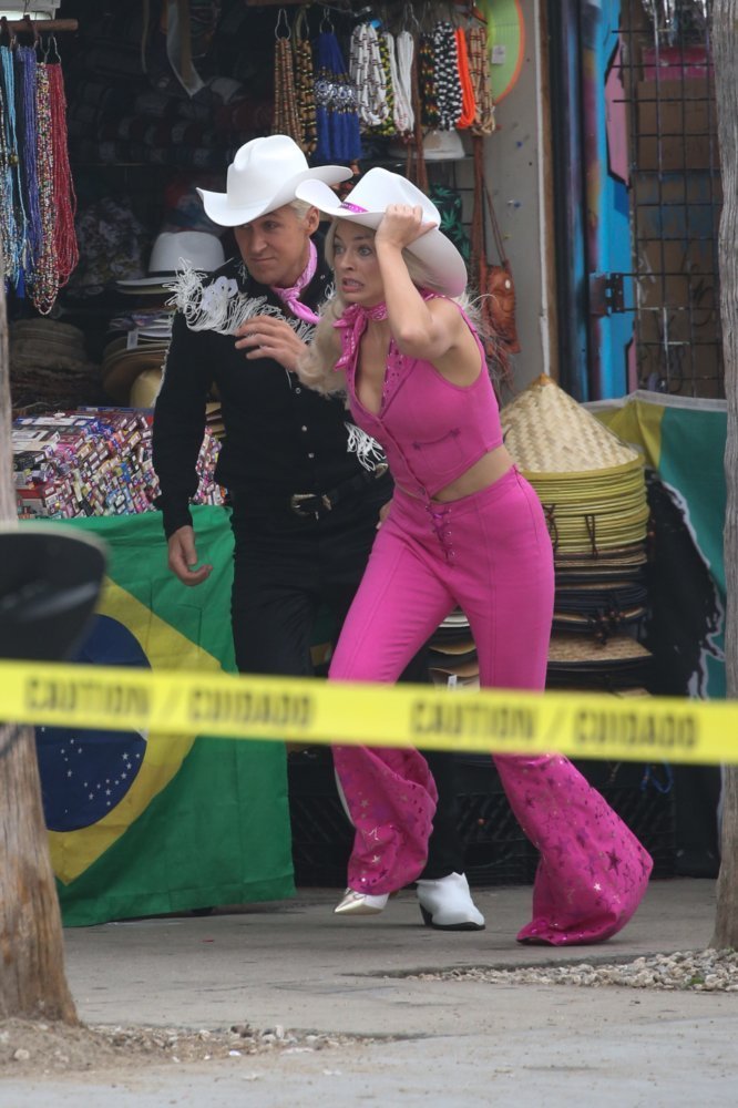poptime's tweet photo. MEU DEUS? Do nada uma bandeira do Brasil no set de "Barbie" onde Margot Robbie e Ryan Gosling estavam filmando uma cena! 🤯🇧🇷 https://t.co/faNphBT6LY
