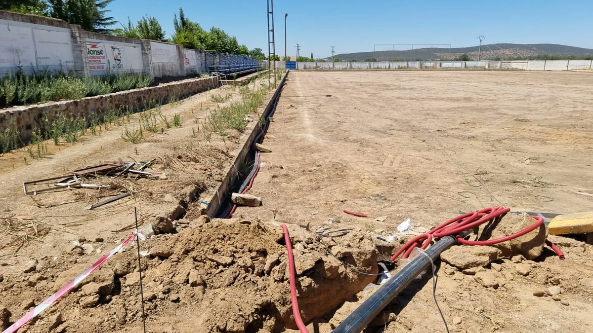 cdmetelinense's tweet photo. 🏟️ Continúan a buen ritmo las obras de mejoras e instalación de césped artificial  en el Estadio Municipal Juan Antonio Muñoz. 

➡️ Se ha retirado la capa de tierra vegetal del terreno de juego, el vallado perimetral y los bordillos y se está instalando el sistema de riego. https://t.co/0joou894ss