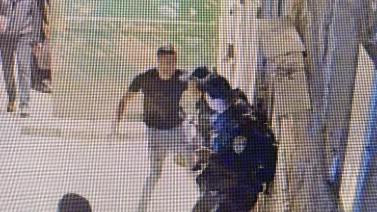 إصابة شرطي صهيوني جراء عملية طعن في القدس وإنسحاب البطل الفلسطيني.
#القدس 
#فلسطين #عشره_ذي_الحجه