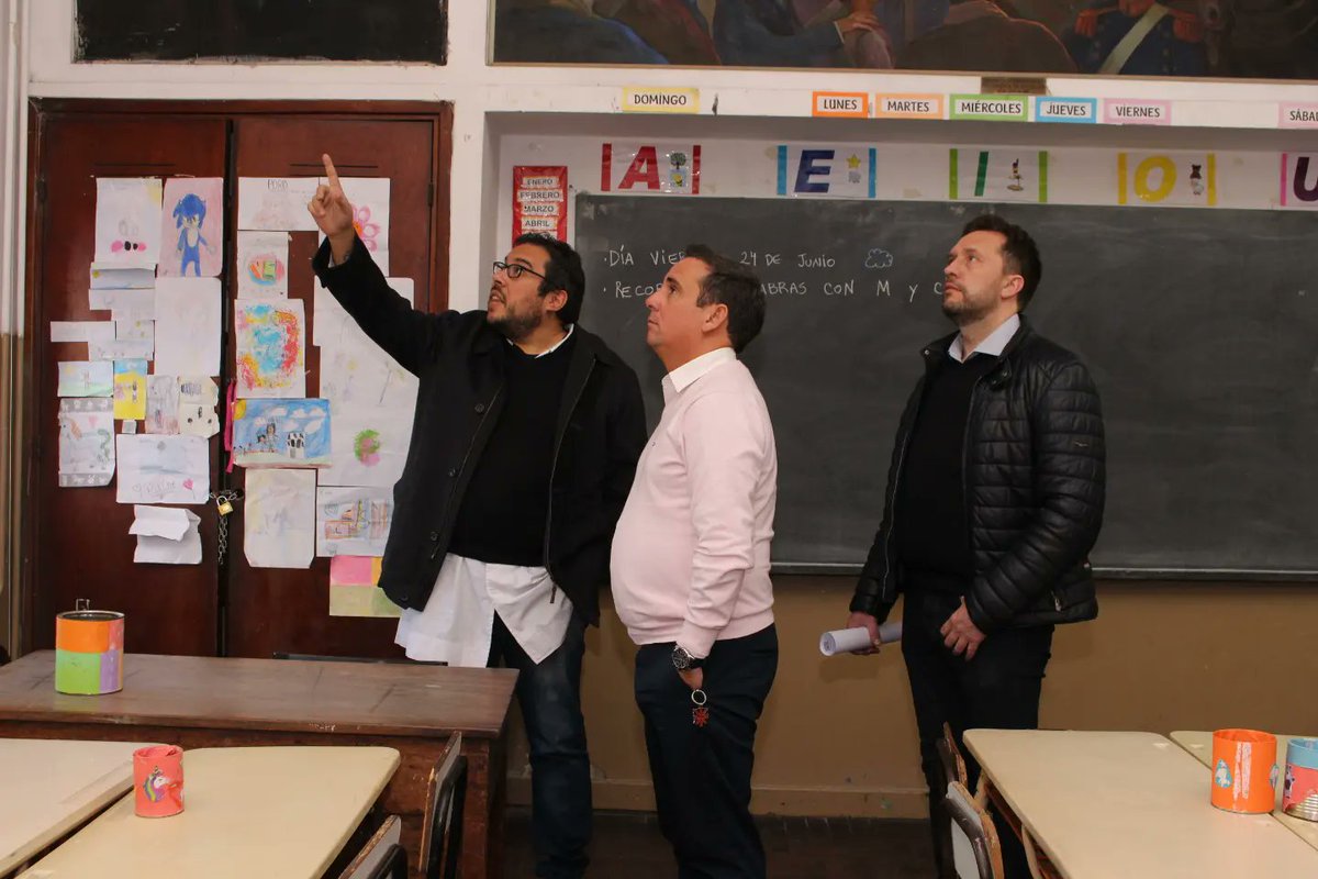 mauriciof_lp's tweet photo. Junto a @MauroPalummoOK comenzamos a recorrer los establecimientos educativos de #LaPlata y nos encontramos c muchos problemas de infraestructura.

Esta claro que para @Kicillofok y @RobiBaradel la educación no es prioridad. La comunidad educativa necesita soluciones concretas. https://t.co/JFo1MpawAV