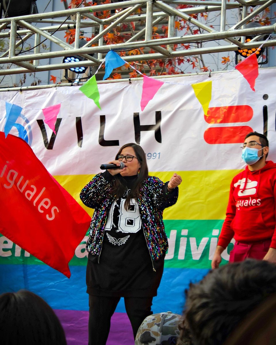 Aracely_Lavin's tweet photo. #Pride 
Feliz día del Orgullo 🏳️‍🌈
Les dejo un registro de lo que fue la marcha del día sábado , donde pude contribuir a través de mi música con un granito de arena por la lucha de nuestros derechos 💪🏻💜 gracias a @Movilh por la invitación 🌈 https://t.co/8ukQlVli4I
