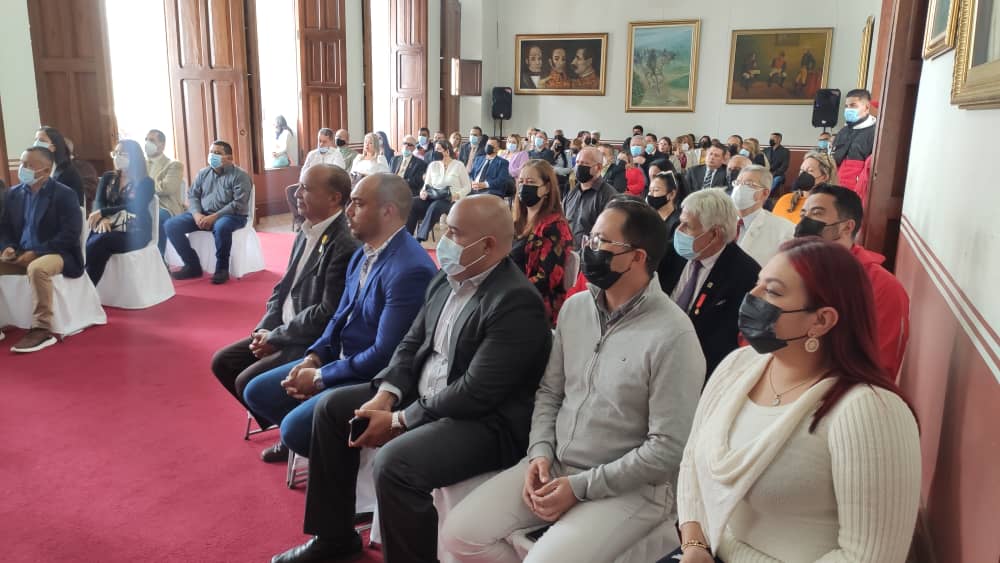 #28Junio Asistimos al Acto en conmemoración del Día del Abogado realizado en el <a href="/TachiraCLET/">Consejo Legislativo del estado Táchira</a> para acompañar al Coordinador de los #CLAP <a href="/carlosperez_ch/">Carlos Alfonso Pérez</a> quien recibió un reconocimiento por su labor profesional, igualmente felicidades a todos los amigos abogados 
<a href="/FreddyBernal/">Freddy Bernal</a>