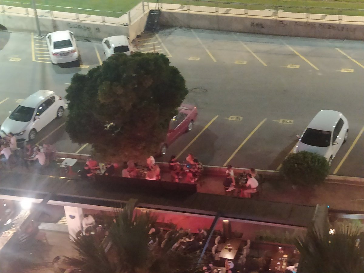 Güzelyalı sahilindeki bu mekanlarin yürüyüş yollarına masa koymasi sanırım belediyenin isteğiyle yapılmakta.Yoksa yapılan bu kadar şikayete karşı bir yaptirim uygulardiniz.Zabita gönderin en azından çalışanlarınız bir deniz havası alıp dönerler.<a href="/izmirhim/">İzmir HİM</a> <a href="/izmirbld/">İzmir Büyükşehir Belediyesi</a> <a href="/KonakBel/">Konak Belediyesi</a>