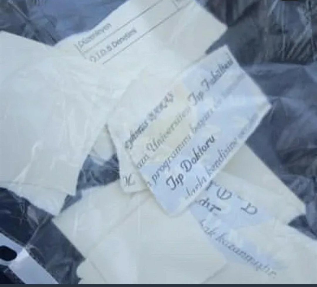 Şu fotoğrafı görünce yüreğimde meslektaşımın acısını tükenmişliğini çaresizliğini hissettim gözlerim doldu bi yandan ağız dolusu küfür bi yandan beddua ediyorum hem yapanlara hem sebep olanlara
 #hekimlikparamparça