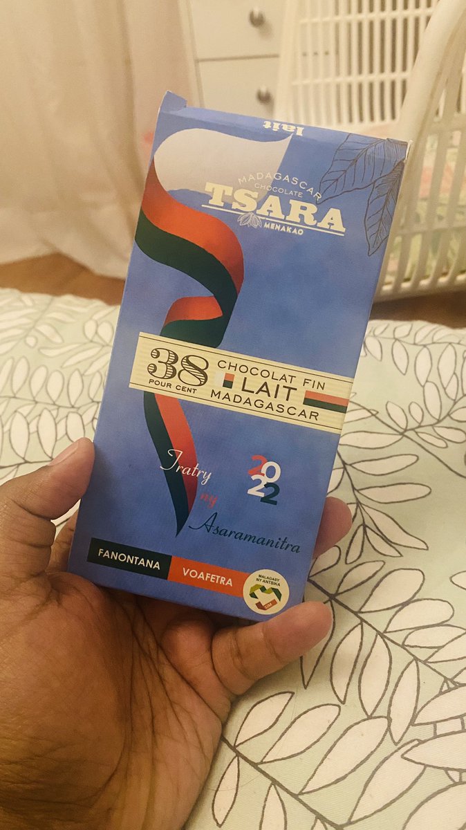 weirdpandaaaa's tweet photo. Pourquoi acheter des chocolats importés quand on a celui-ci à un prix plus que raisonnable?? 🤤
Agréable surprise du jour, c’est carrément mon nouveau chocolat préféré de la vie 😍
#madeinMadagascar 🇲🇬 https://t.co/1SCGKTW1Il