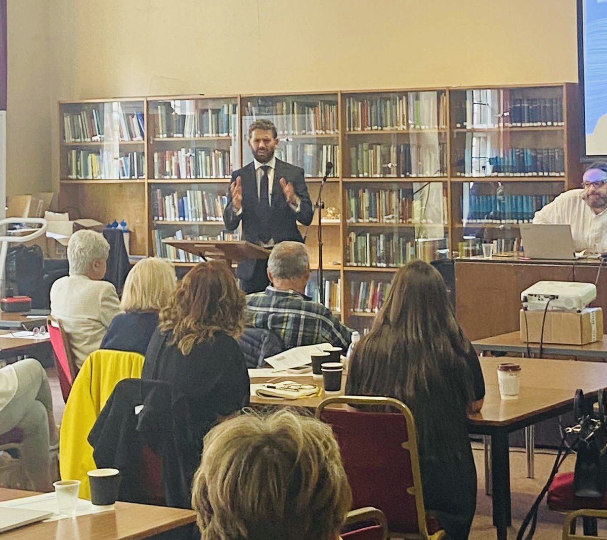 🗣 It was aprivilege to join the <a href="/AA_NAAN/">National Appropriate Adult Network (NAAN)</a> conference today, to show <a href="/WestMidsPCC/">WestMidsPCC</a> @SimonFoster4PCC’s gratitude for the work of Appropriate Adults in supporting children &amp; vulnerable people (eg with learning needs) who are suspected of crime; ensuring fairness &amp; due process 🚔 1/3