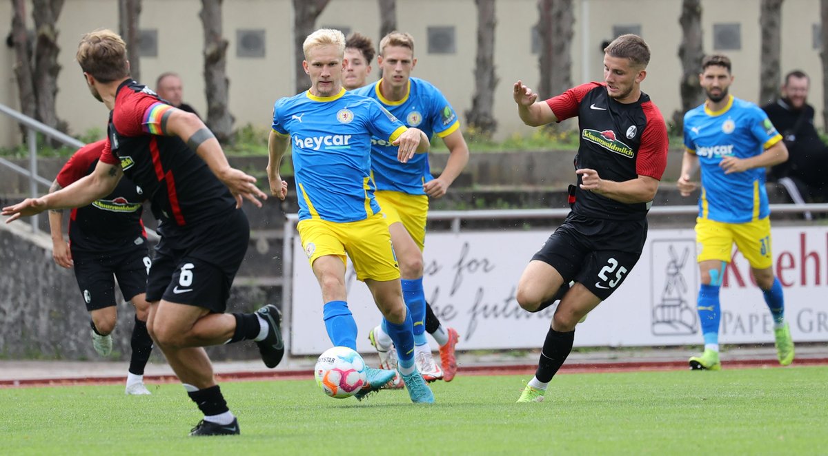EintrachtBSNews's tweet photo. Der erste Härtetest der Sommervorbereitung liegt hinter der Schiele-Elf, mit 1:0 schlagen die Löwen den SC Freiburg ll durch den Treffer von Anton Donkor.
Zum Spielbericht 👉 https://t.co/R6V4S6X1ux
#wirsindeintracht #ebsscf https://t.co/hAuvySKQ0A
