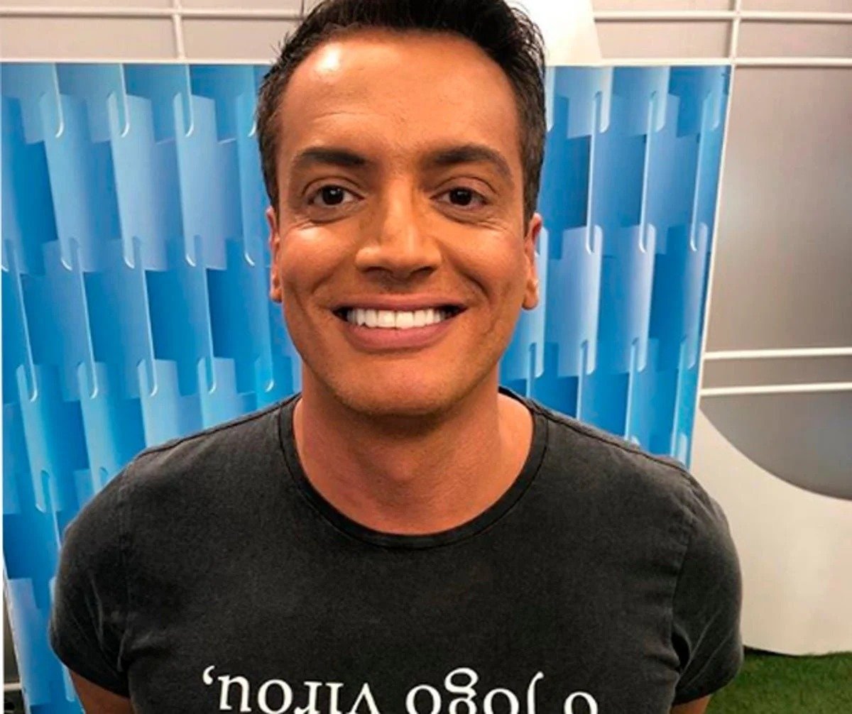poptime's tweet photo. 🚨 ABSURDO! Segundo Leão Lobo, Léo Dias tinha espalhado para inúmeros jornalistas durante o Troféu Imprensa (começo de junho) sobre o caso da Klara Castanho:

"Ele ainda pediu sigilo absoluto nosso, mas era óbvio que ninguém iria espalhar isso, eu até havia esquecido do assunto". https://t.co/yHbvM6naYU