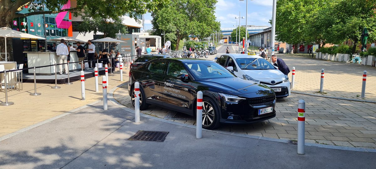 DanielaXII's tweet photo. @4Gamechanger wenn man von Nachhaltigkeit redet und mit den E- Autos eine Fahrradstrasse blockiert https://t.co/3hwqyHEBTr
