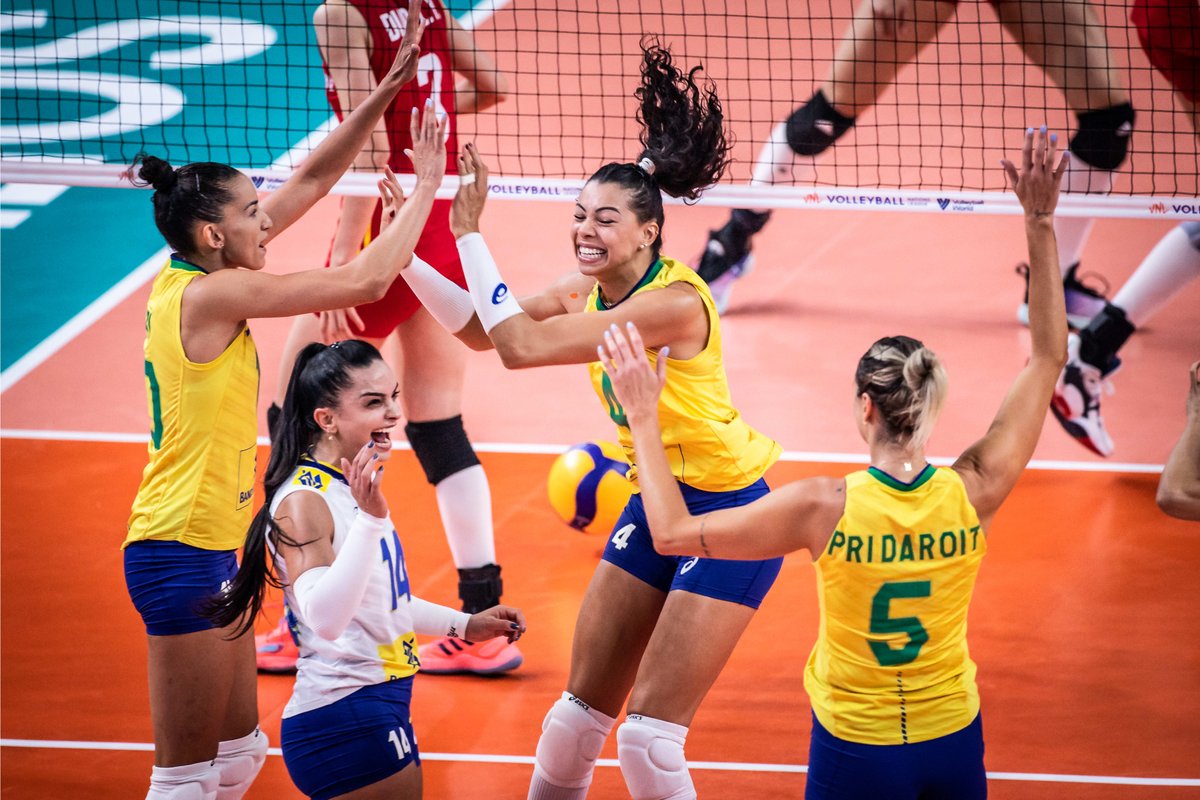 jonaslmoura's tweet photo. Natinha: "Vitória contra um adversário direto. Fomos muito bem no nosso sistema defensivo. Sentimos um pouco a partida no terceiro e quarto sets, mas conseguimos fechar no quinto. Ainda precisamos melhorar e vamos com tudo para o duelo contra a Coréia". https://t.co/bJRL3oIHAw https://t.co/WswgHCyXs7