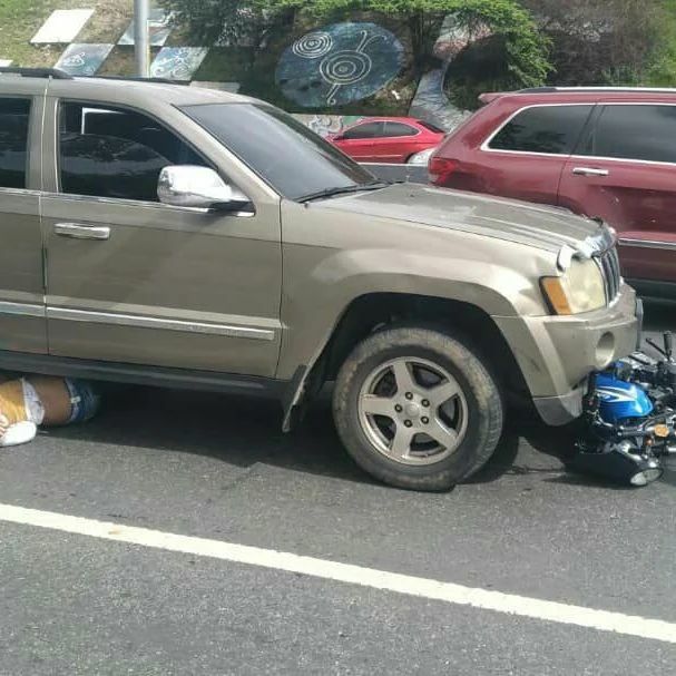 AccidentesVE's tweet photo. 🔶Arrollada pareja en el Distribuidor La Araña con sentido a Quinta Crespo.

🔶 Las víctimas del siniestro vial viajaban abordo de una moto y fueron embestidos por una camioneta Jeep Grand Cherokee placas AA168CI. Los lesionados fueron atendidos por ef… https://t.co/g9qLvFEkDC https://t.co/1e7FrOPxa5
