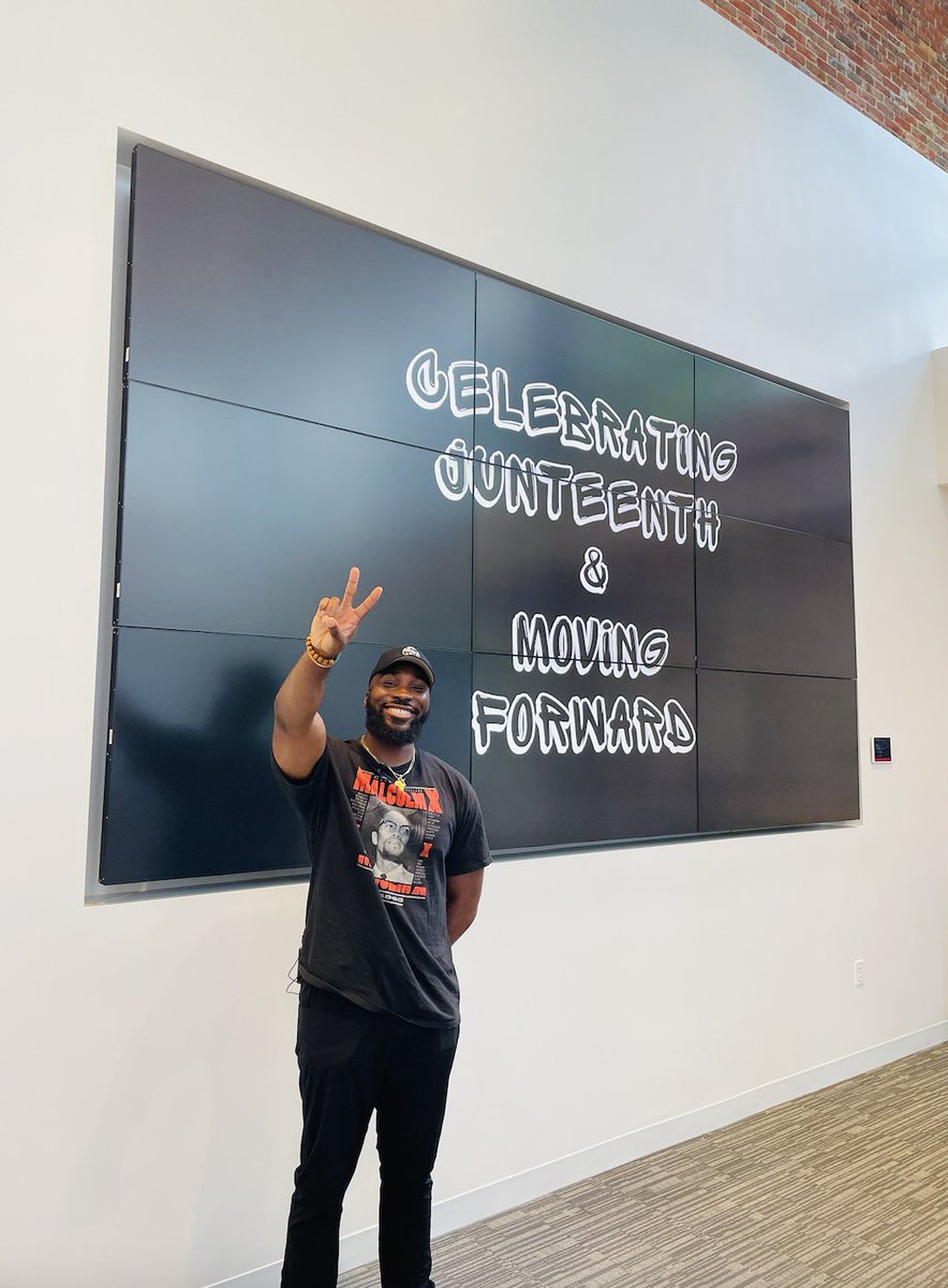 ShaziaMir71's tweet photo. "You are blessed. You are strong. You are everything" - Osamase Ekhator today @labcentral! An immersive poetry experience in honor of #juneteenth2022, uplifting, inspiring and thought provoking. https://t.co/voVKacHw47